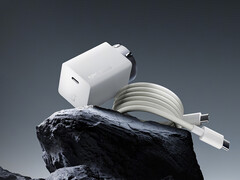 O novo carregador OnePlus 100 W GaN custa cerca de US$ 28 na China. Na foto: o tijolo e o cabo incluído. (Fonte da imagem: OnePlus)