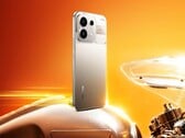 O Realme P4s apresenta um design atraente com um módulo de câmera parcialmente transparente.