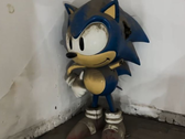 Uma estátua do Sonic descoberta após o fechamento da Segaworld London. Desde então, a estátua foi restaurada e ficou visível durante a Gamescom 2023 (fonte da imagem: Sega Driven)