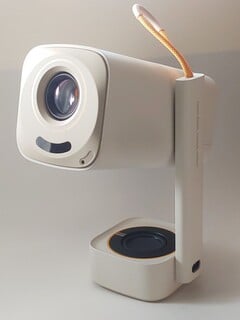O projetor portátil Yaber T1 Pro vem com uma prática alça de transporte. (Fonte da imagem: Notebookcheck)