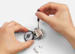 Diz-se que a bateria do Google Pixel Watch 4 é relativamente fácil de ser substituída. (Fonte da imagem: Google)