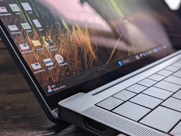 Estão disponíveis as opções IPS não sensível ao toque e OLED sensível ao toque