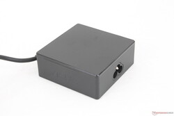 O adaptador CA USB-C universal é relativamente pequeno (~7,5 x 7,5 x 2,9 cm) considerando sua saída de 90 W