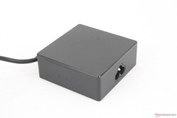 O adaptador CA USB-C universal é relativamente pequeno (~7,5 x 7,5 x 2,9 cm) considerando sua saída de 90 W