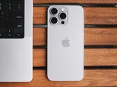 O Apple iPhone 15 e o iPhone 15 Pro foram os smartphones mais vendidos em 2024. (Fonte da imagem: Lala Azizli)