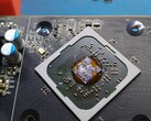Ketchup utilizado como composto térmico na GPU AMD Radeon R7 240. (Fonte de imagem: AssasinWarlord on ComputerBase.de)
