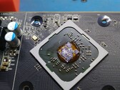 Ketchup utilizado como composto térmico na GPU AMD Radeon R7 240. (Fonte de imagem: AssasinWarlord on ComputerBase.de)