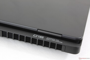 O design traseiro estendido é menor e não tão agressivo quanto o do mais recente Legion Pro 7i 16 G10