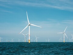 Uma imagem de algumas turbinas eólicas offshore (Fonte da imagem: Jesse De Meulenaere; cortada)