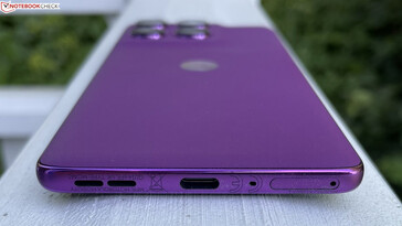 abaixo: Alto-falante, USB-C 2.0, microfone, slot SIM