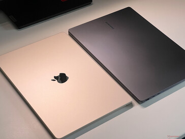 MacBook Air 15 (esquerda) vs. Galaxy Book4 Pro (direita)