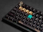 Vista superior do teclado mecânico sem fio Keychron Black Myth Wukong mostrando a tecla de escape artesanal e as teclas de acentuação