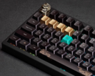 Vista superior do teclado mecânico sem fio Keychron Black Myth Wukong mostrando a tecla de escape artesanal e as teclas de acentuação