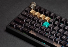 Vista superior do teclado mecânico sem fio Keychron Black Myth Wukong mostrando a tecla de escape artesanal e as teclas de acentuação