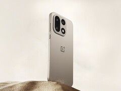 O OnePlus 15 (foto) não tem o logotipo da Hasselblad como seu antecessor, o OnePlus 13. (Fonte da imagem: OnePlus)