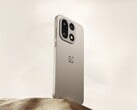 O OnePlus 15 (foto) não tem o logotipo da Hasselblad como seu antecessor, o OnePlus 13. (Fonte da imagem: OnePlus)