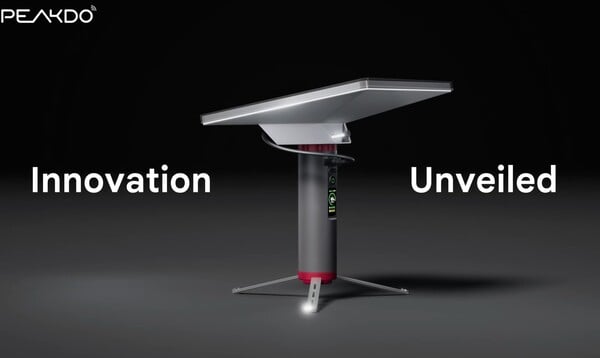 O novo carregador portátil da PeakDo para o Starlink Mini possui um tripé.
