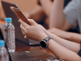 Alguns funcionários da Samsung já podem estar usando o Galaxy Z Fold 3 e o Galaxy Watch 4 Classic. (Fonte da imagem: Samsung)