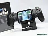 O Yoniq Portal possui uma tela inclinada e controles semelhantes aos do DualShock 2.