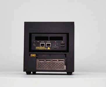 Vista frontal do gabinete impresso em 3D do ITG Cube mostrando o botão liga/desliga, as portas USB e o design compacto do cubo