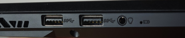 Portas à esquerda: 2x USB-A (10 Gbit/s), fone de ouvido