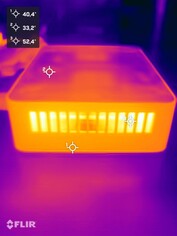 Asus NUC 15 Pro+ durante o teste de estresse (lado esquerdo)