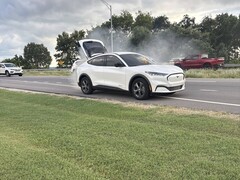 Uma foto do Mustang Mach-E em chamas (Fonte da imagem: Chase Roberts; cortada)