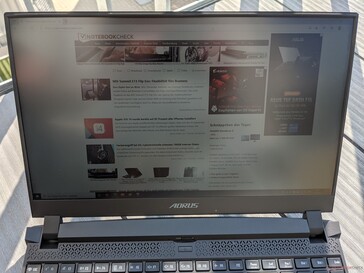 Aorus 15P YD ao ar livre (luz solar direta atrás do laptop)