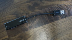 Um adaptador de Ethernet para USB 3.0 está incluído.