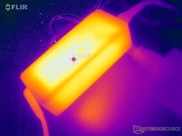 O adaptador CA pode chegar a 40 °C ao operar cargas exigentes