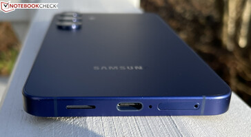Parte inferior: alto-falante, USB-C 3.1 Gen 1, microfones, SIM duplo (fonte da imagem: Manuel Masiero)