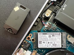 SSD M.2-2242 primário com tampa adicional