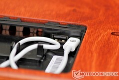Esta cavidade abriga o cabo de carregamento do carregador de relógios Apple, bem como uma porta USB-A oculta