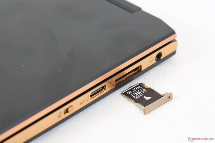 A bandeja MicroSD parece que pertence a um smartphone e não a um laptop