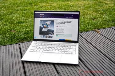 Ninkear S14 em ambiente externo (céu nublado)