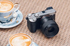 A mais recente lente full-frame da Samyang é considerada relativamente pequena e leve.