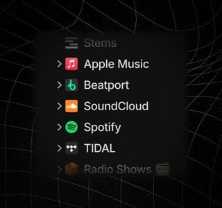Caixa preta com os logotipos dos serviços de streaming disponíveis no Serato