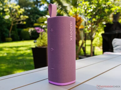 O Sound Play é colocado verticalmente em uma mesa
