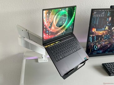 O peso máximo do laptop é de 6 kg, portanto, o senhor também pode usar dispositivos maiores.