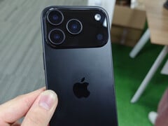 A unidade fictícia do iPhone 17 Pro apresenta alguns ajustes de design em relação ao modelo atual do Apple. (Fonte da imagem: Majin Bu)