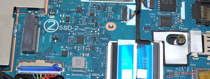 Há também um slot para um segundo SSD.