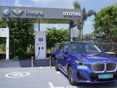 Um BMW elétrico em uma estação de recarga pública na Índia (Fonte da imagem: BMW)