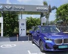 Um BMW elétrico em uma estação de recarga pública na Índia (Fonte da imagem: BMW)