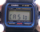 O Casio A158WA (que compartilha o módulo do Casio F-91W) pode exibir "Casio" no visor, assim como o mais recente W-217H. (Fonte da imagem: Wikipedia)