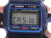 O Casio A158WA (que compartilha o módulo do Casio F-91W) pode exibir "Casio" no visor, assim como o mais recente W-217H. (Fonte da imagem: Wikipedia)