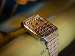 O Casio CA-500WEBF (na foto) vem com uma série de elementos de design emprestados do icônico filme De Volta para o Futuro. (Fonte da imagem: Casio)