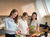 O DJI Mic Mini 2S em ação durante a gravação de um programa de culinária.