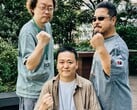 Os ex-líderes do desenvolvimento do jogo Tekken, Yonemori Ikeda e Harada, levantam os punhos para uma foto