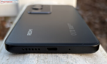 Parte inferior: alto-falante, porta USB-C e microfone