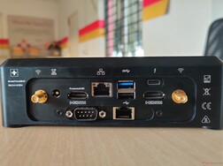 Atrás (da esquerda para a direita): Porta de antena Wi-Fi, Alimentação, UHD HDMI protegido, VGA, 2x RJ-45, USB 3.1 Tipo A, USB 2.0 Tipo A, Thunderbolt 3, HDMI, porta de antena Wi-Fi.